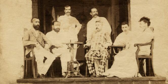 Arthur Rimbaud serait le deuxième à droite, à l'hôtel Univers, à Aden au Yémen, dans les années 1880.