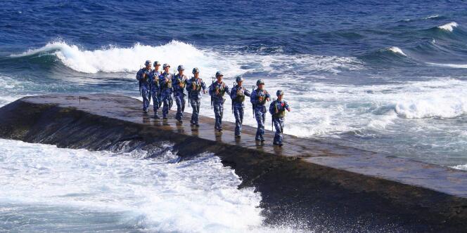Des soldats de la marine chinoise patrouillent sur le récif Yongshu, de l'archipel Nansha, en mer de Chine méridionale.