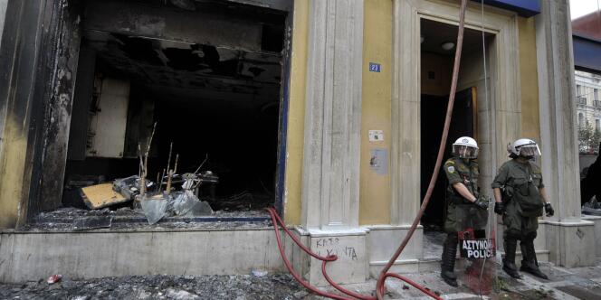 Trois personnes sont mortes le 5 mai 2010 à Athènes, dans l'incendie d'une agence bancaire du centre-ville. Le premier ministre a condamné un acte 