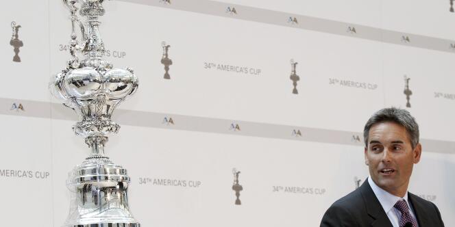 Russell Coutts, qui connaît bien l’America’s Cup pour l’avoir gagnée 4 fois, semble décidé à rendre au Trophée sa crédibilité largement ternie par l’épisode Alinghi.