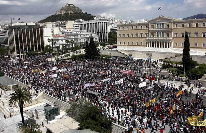 Environ 20 000 manifestants se sont réunis dans le calme près du parlement grec, à Athènes, pour protester contre les mesures d'austérité décidées par le gouvernement pour résorber la crise financière.  