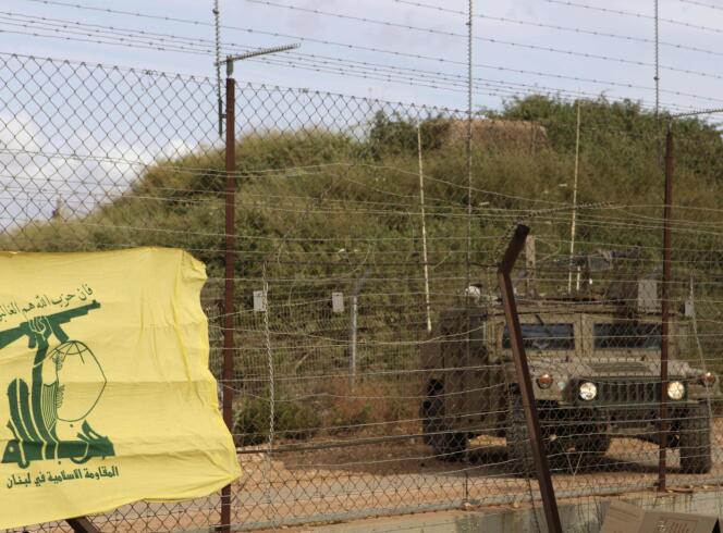Une patrouille israélienne à la frontière libanaise, où un drapeau du Hezbollah.