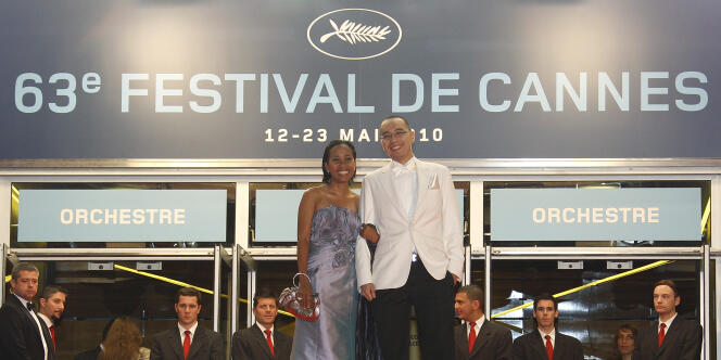 Le réalisateur thaïlandais Apichatpong Weerasethakul et l'actrice Wallapa Mongkolprasert en haut des marches du Palais des festivals lors du 63e Festival de Cannes, le 21 mai 2010.