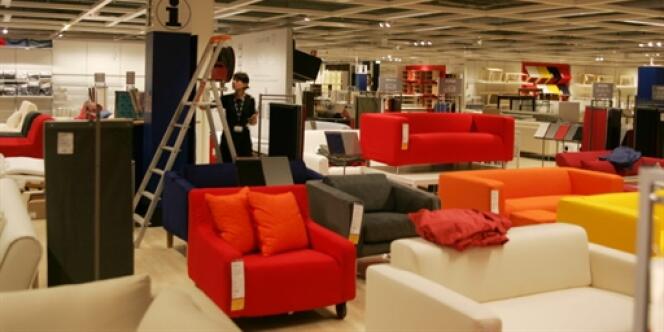 Des meubles, fauteuils et canapés, en vente dans un magasin Ikea, à Montpellier.