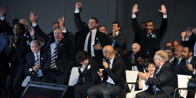 La délégation française explose de joie après l'annonce du président de l'UEFA, vendredi à Genève.