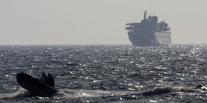 Une embarcation israélienne escorte un navire turc vers le port d'Ashdod, le 31 mai 2010.