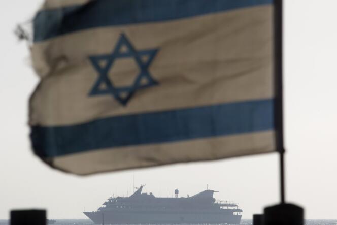Le cargo « Mavi-Marmara » est conduit dans le port israélien d'Ashdod, le 31 mai, après l'assaut mené par Tsahal à bord.