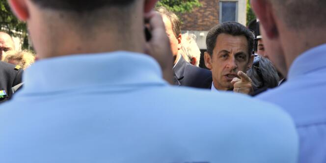 Très à l'aise, le président Sarkozy a discuté à bâtons rompus avec les gendarmes de Lamotte-Beuvron, parlant de leurs uniformes, de leurs armes et de leurs conditions de travail.