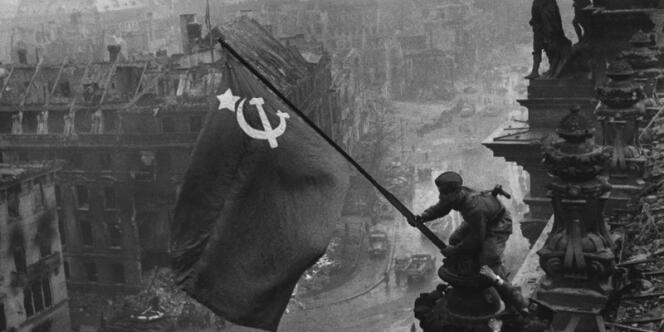 Berlin, le 2 mai 1945, le drapeau soviétique flotte sur le Reichstag