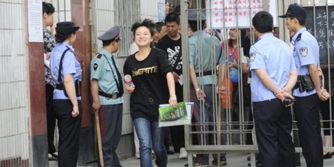 Un candidat au Gaokao, l'équivalent chinois du baccalauréat, passe les contrôles de police à l'entrée d'un centre d'examen.