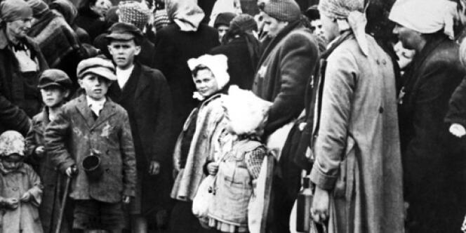 Des femmes et des enfants juifs à leur arrivée par train au camp d'extermination d'Auschwitz.