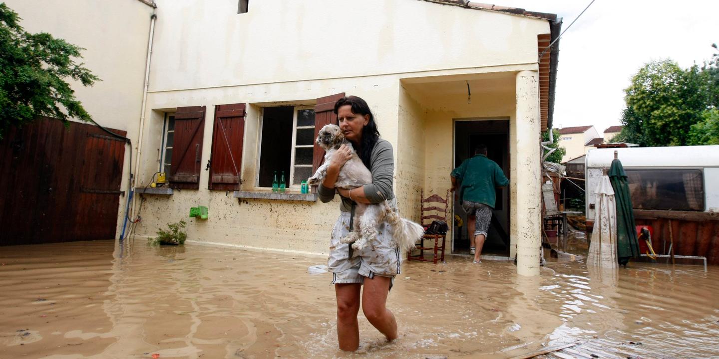 var villes devastees et routes effondrees apres des inondations meurtrieres
