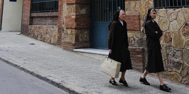 Deux nonnes dans les rues de Barcelone.