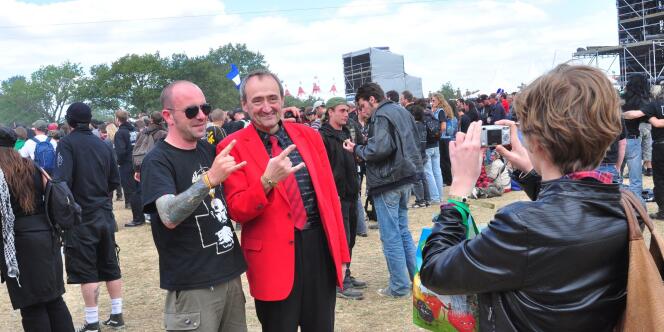 Patrick Roy, député de Denain (Nord), pose avec des fans de métal au Hellfest 2010, le 20 juin.