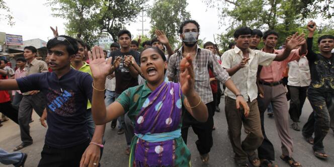 De violents mouvements de protestation mobilisant des dizaines de milliers d'ouvriers du textile du Bangladesh ont entraîné mardi la fermeture de 700 usines qui fournissent les plus grandes enseignes occidentales de l'habillement.