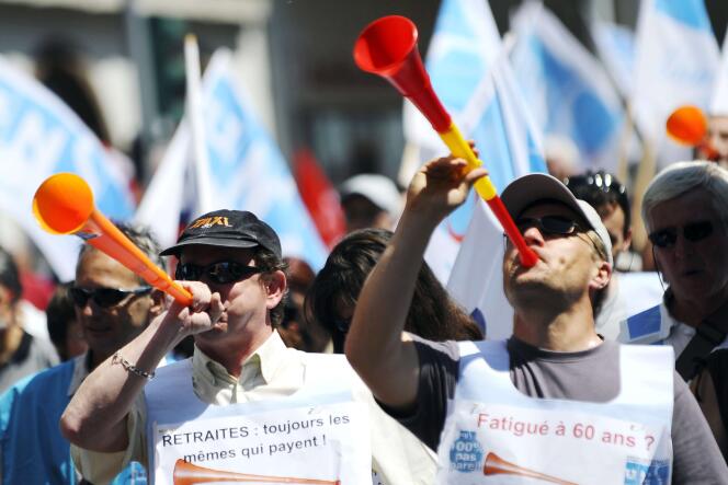 A Strasbourg, plusieurs milliers de personnes ont manifesté, certains au son des vuvuzelas. 