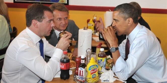 Dmitri Medvedev et Barack Obama partageant des hamburgers au restaurant, lors de la visite du président russe à Washington le 24 juin.