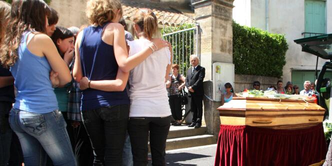 Des collégiens sont rassemblés près du cercueil de Chloé, 15 ans, qui a succombé après avoir attenté à ses jours, lors des obsèques de l'adolescente à Fleury d'Aude, le 26 Juin 2010. 