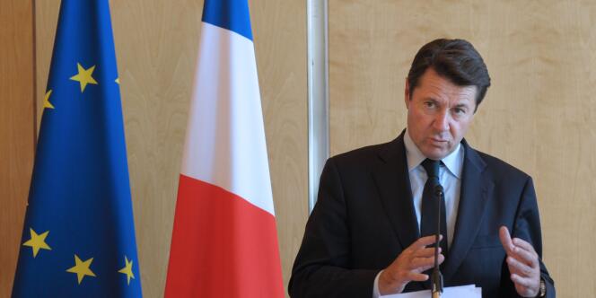 Le ministre de l'industrie, Christian Estrosi, tient une conférence de presse, le 29 juin 2010 à Paris.