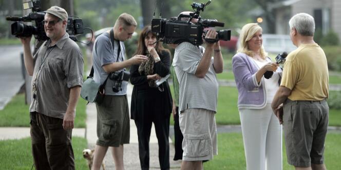 Les médias se pressent devant la maison de Richard et Cynthia Murphy, à Montclair, le 28 juin 2010.