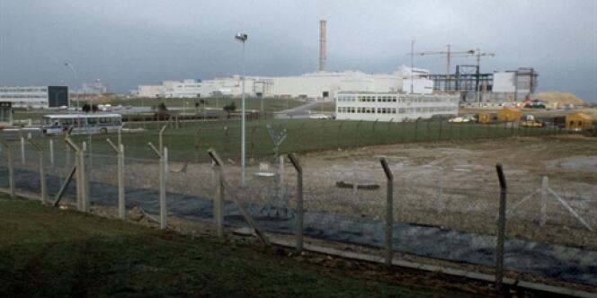 Vue générale de la centrale de retraitement des déchets nucléaire de La Hague, prise en avril 1979.