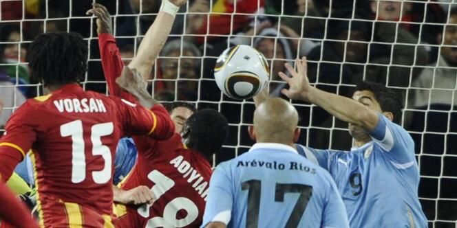 Luis Suarez sauve son équipe des deux mains, dans les dernières secondes du match contre le Ghana.