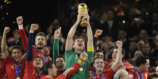 Iker Casillas lève la Coupe du monde, les Espagnols sont aux anges.