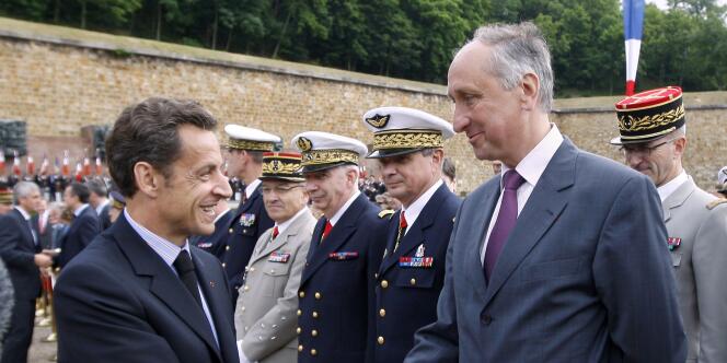 Le président français Nicolas Sarkozy et le procureur Philippe Courroye lors d'une cérémonie à Suresnes, le 18 juin 2009.