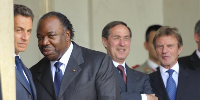 Nicolas Sarkozy et le président du Gabon, Ali Bongo Ondimba, sur le perron de l'Elysée.