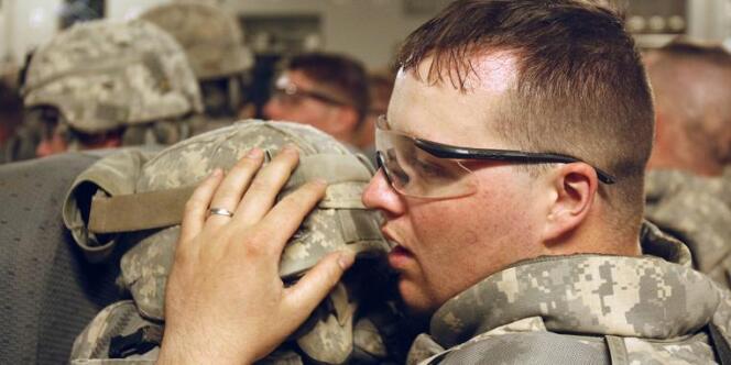 Un soldat américain dans l'avion en provenance de l'Irak qui le ramène aux Etats-Unis.