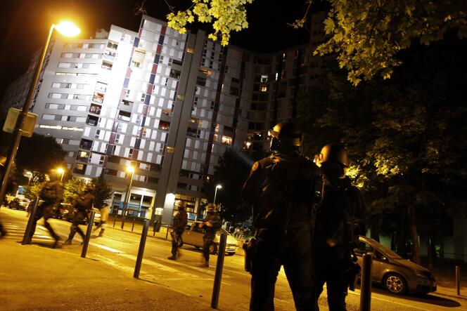 Des forces de l'ordre patrouillent dans le quartier de la Villeneuve, à Grenoble, dans la nuit du 19 juillet 2010.