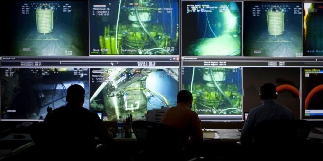 Cette photo de la salle de surveillance des opérations sous-marines a été retouchée par BP afin de modifier les images de trois écrans de contrôle.