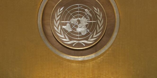 Le logo de l'ONU lors d'une réunion générale en juillet 2010.