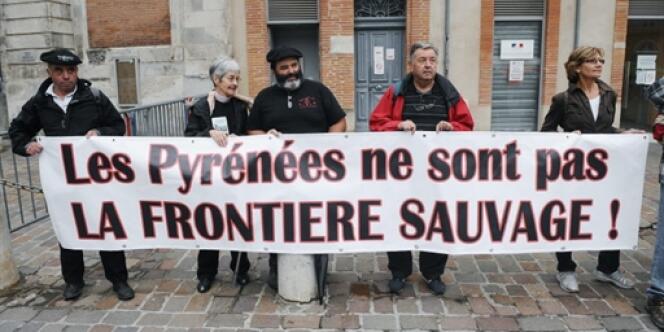 Des opposants à la réintroduction des ours dans les Pyrénées devant la préfecture de région à Toulouse, le 26 juillet 2010.