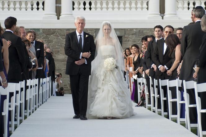L'ancien président américain Bill Clinton au côté de sa fille Chelsea, samedi 31 juillet 2010.