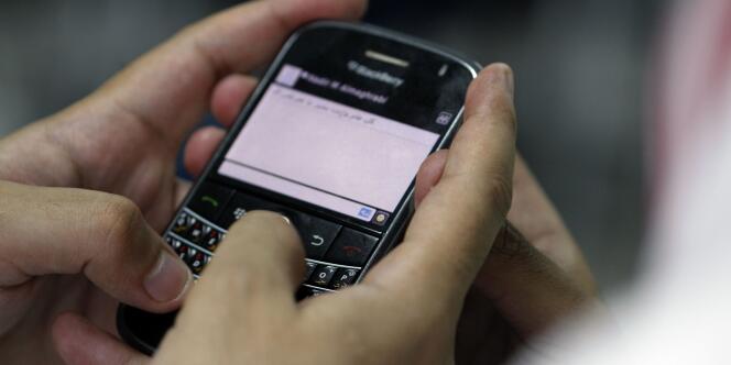 Un homme utilise son BlackBerry à Jeddah, en Arabie saoudite, le 3 août.