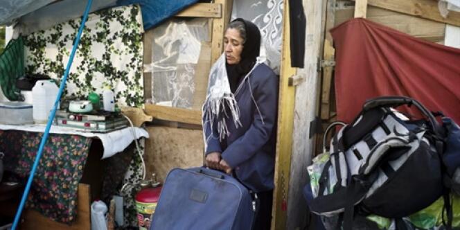 Une femme d'une communauté de Roms dans un camp à Lyon, le 30 juillet 2010, alors qu'une partie de celui-ci est menacée d'expulsion. 
