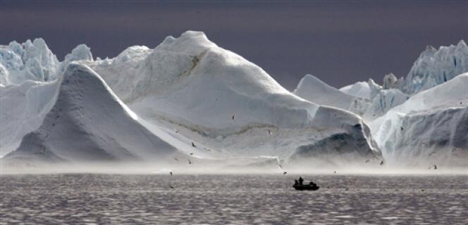 Des icebergs, le long d'un fjord aux abords d'Ilulissat, au Groenland.