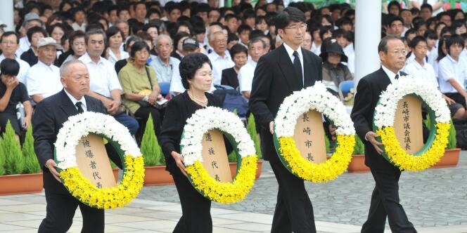 Le maire de Nagasaki (deuxième en partant de la droite) et des représentants des victimes commémorent les 65 ans du bombardement de Nagasaki.