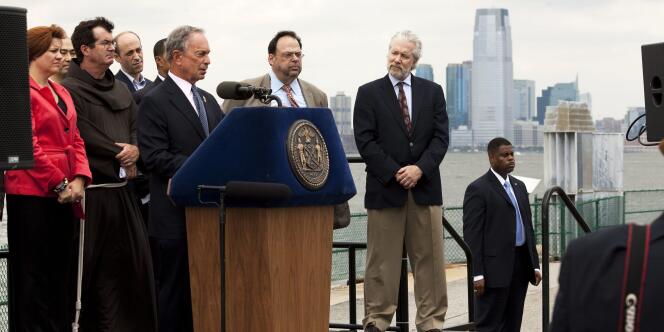 Le maire de New York, Michael Bloomberg, a donné une conférence le 3 septembre pour affirmer son soutien au projet.