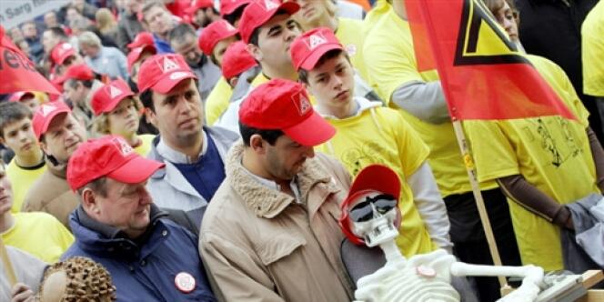 Des salariés d'Opel manifestent contre la retraite à 67 ans, à Ruesselsheim, en Allemagne, le 30 janvier 2007.