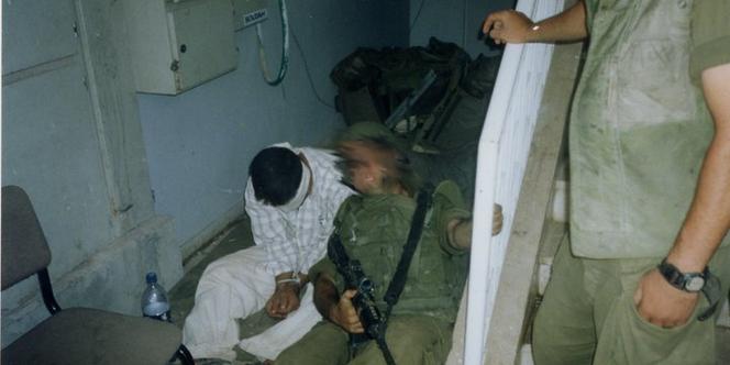 Scandale : Des soldats israéliens commettent un acte choquant en jetant le corps d’un Palestinien depuis un toit