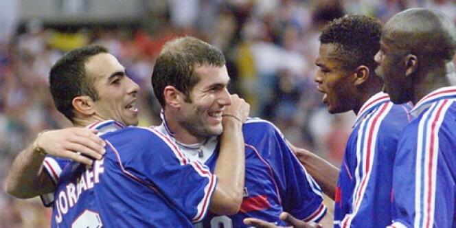 Zinedine Zidane félicité par Youri Djorkaeff, Marcel Desailly et Lilian Thuram, après son deuxième but face au Brésil lors de la finale du Mondial 1998. 