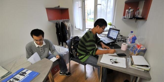 Des étudiants chinois travaillent dans l'une des chambres d'une résidence universitaire à Compiègne en octobre 2009.
