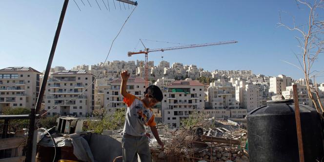 Un enfant palestinien joue face à la colonie israélienne de Har Homa, près de Jérusalem.