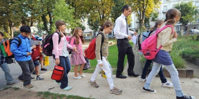 Des écoliers rentrent en classe, le 2 septembre 2010 à Strasbourg, le jour de la rentrée scolaire.