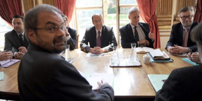 Le secrétaire général de la CFDT, François Chérèque avec le ministre du travail Eric Woerth et le secrétaire d'Etat chargé de la fonction publique, Georges Tron, en mai à Paris. 