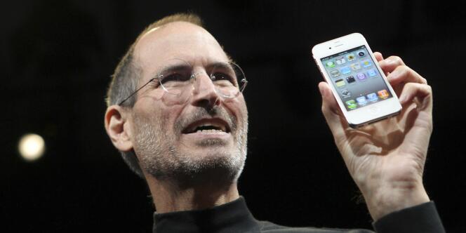 Steve Jobs, a co-fondé - avec Steve Wozniak - en 1976 le groupe américain Apple.