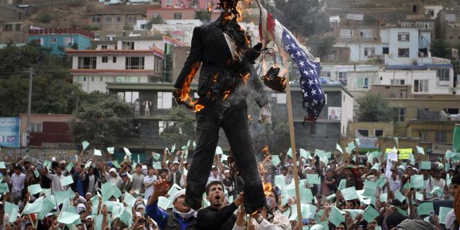 Des Afghans brûle un mannequin à l'effigie du pasteur Terry Jones