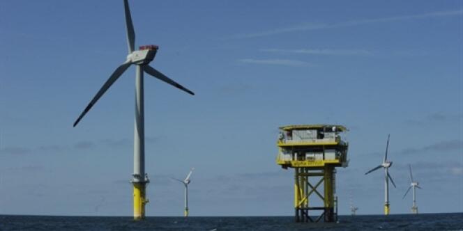 Des éoliennes en mer au large de l'île de Borkum, en Allemagne, en avril 2010.